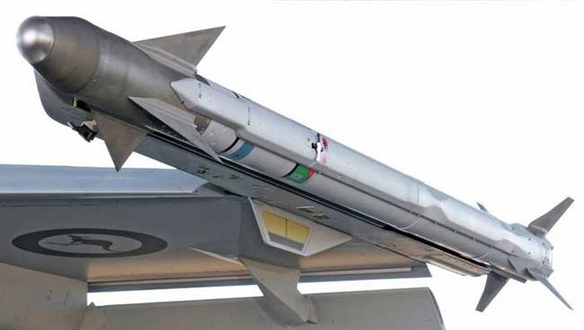 Ngoài ra, cảm biến mới còn có tính năng cho phép phi công chỉ tập trung vào một mục tiêu duy nhất nên hiệu suất chiến đấu rất cao, do đó, mục tiêu rất khó trốn thoát nếu bị tên lửa tấn công.