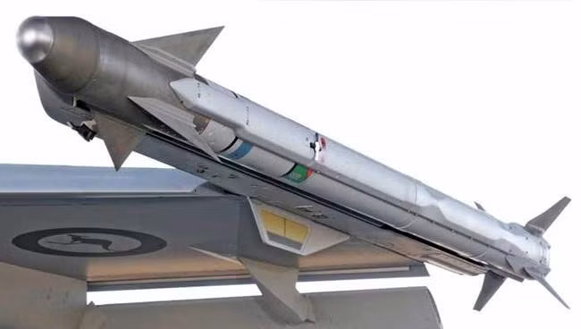 Ngoài ra, cảm biến mới còn có tính năng cho phép phi công chỉ tập trung vào một mục tiêu duy nhất nên hiệu suất chiến đấu rất cao, do đó, mục tiêu rất khó trốn thoát nếu bị tên lửa tấn công.