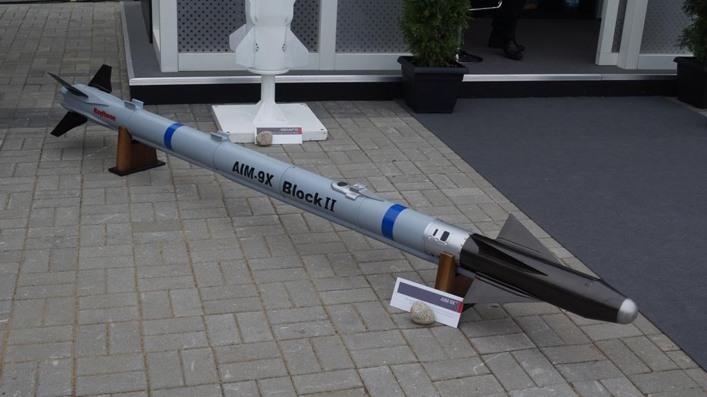 Hiện AIM-9X có các phiên bản Block I, Block II và Block III, trong khi Block I chỉ được sản xuất giới hạn trong giai đoạn từ năm 2000-2003 thì Block II với một số cải tiến nhỏ đã được sản xuất đại trà từ năm 2004 và trang bị cho cả đồng minh. Phiên bản Philippines đặt mua là AIM-9X Block II.