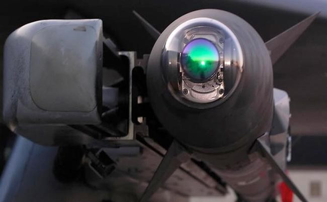 Một trong những tính năng "đỉnh" của AIM-9X là khả năng khóa mục tiêu sau khi phóng nên phù hợp với các tiêm kích tàng hình có khoang vũ khí bên trong thân.