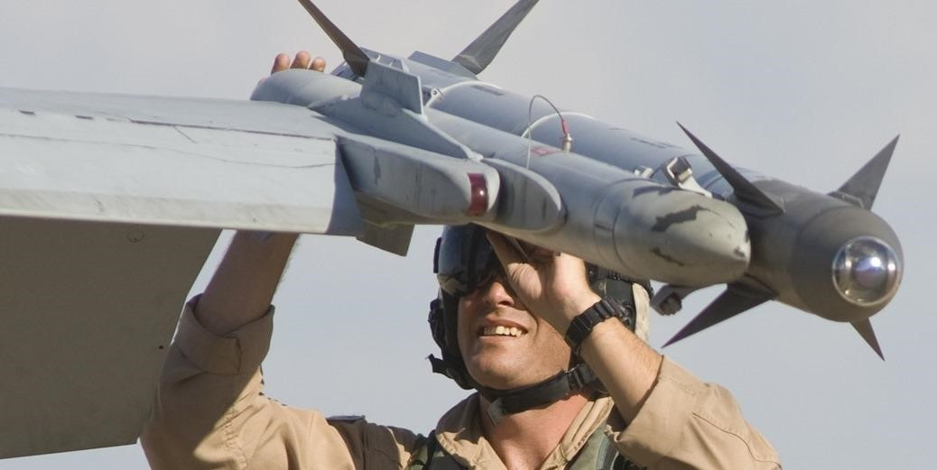 Cảm biến hồng ngoại tiên tiến với góc nhìn lên đến 90 độ tương thích với hệ thống nhắm mục tiêu trên mũ bay phi công cho phép khóa mục tiêu bằng mắt nhìn.