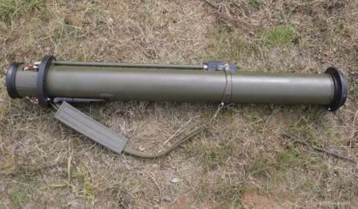 Ống phóng (kiêm luôn ống bảo quản) của các loại súng chống tăng dùng 1 lần thường được chế tạo từ nhựa cường lực bằng sợi thuỷ tinh có nắp đậy bảo vệ bằng cao su.