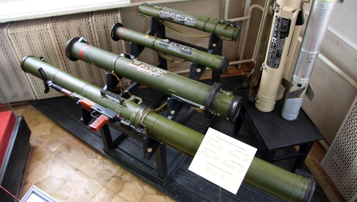 RPG-27 dài 1.150mm, cỡ nòng 105mm, trọng lượng 8,3kg với tầm bắn hiệu quả 200m.