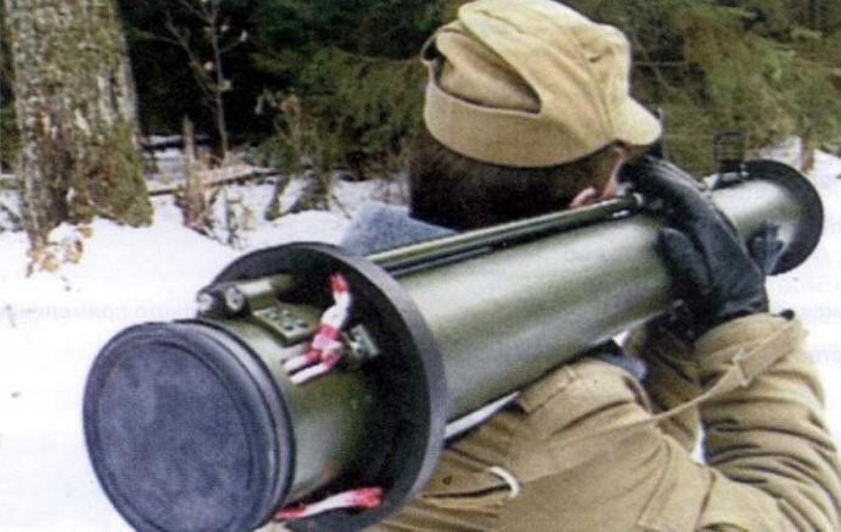 Vì thế RPG-27 có chiều dài và đường kính to hơn hẳn các thế hệ cũ nhằm mang được nhiều thuốc nổ xuyên giáp hơn