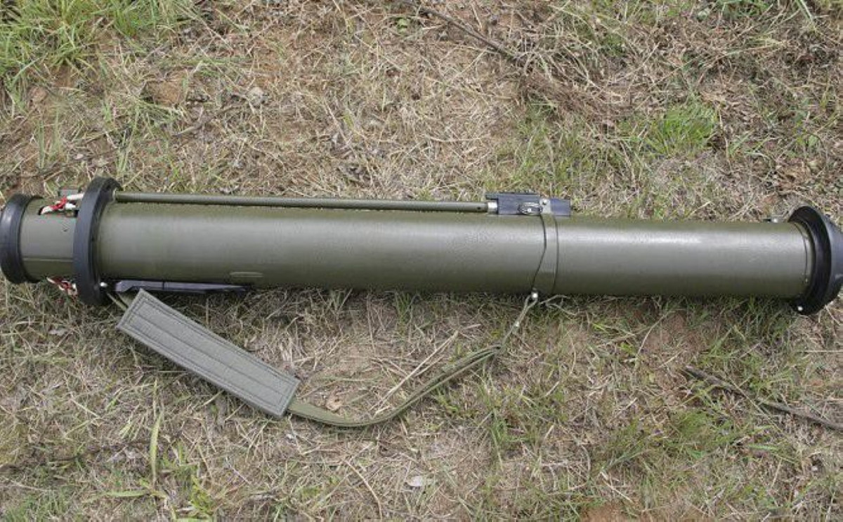 RPG-27 còn có 2 biến thể khác là RShG-1 trang bị đầu đạn nhiệt áp hoặc RMG với kích cỡ nhỏ hơn nhằm thuận lợi cho tiêu diệt các xe bọc thép hạng nhẹ.