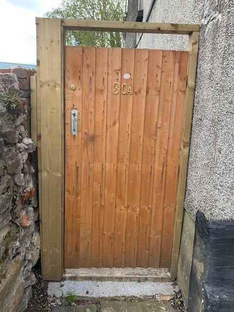 Soc: Can nha 2 tang co vuon rong bao quanh duoc rao ban 3,2 trieu dong-Hinh-3