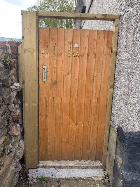 Soc: Can nha 2 tang co vuon rong bao quanh duoc rao ban 3,2 trieu dong-Hinh-3