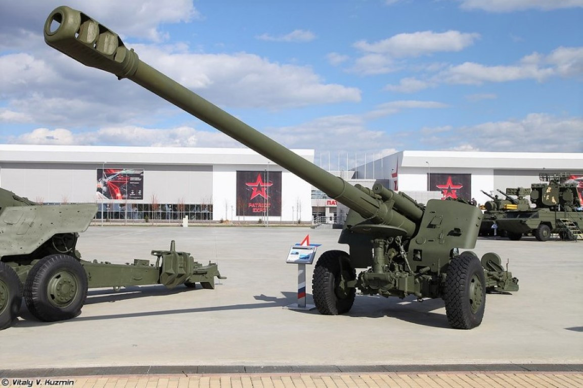 Ngoài ra, trong những bức ảnh vệ tinh mà phương Tây thu thập được, còn có thể thấy sự xuất hiện của pháo kéo Msta-B. Đây cũng là loại pháo kéo có cỡ nòng 152mm lớn nhất mà Nga đang sử dụng.