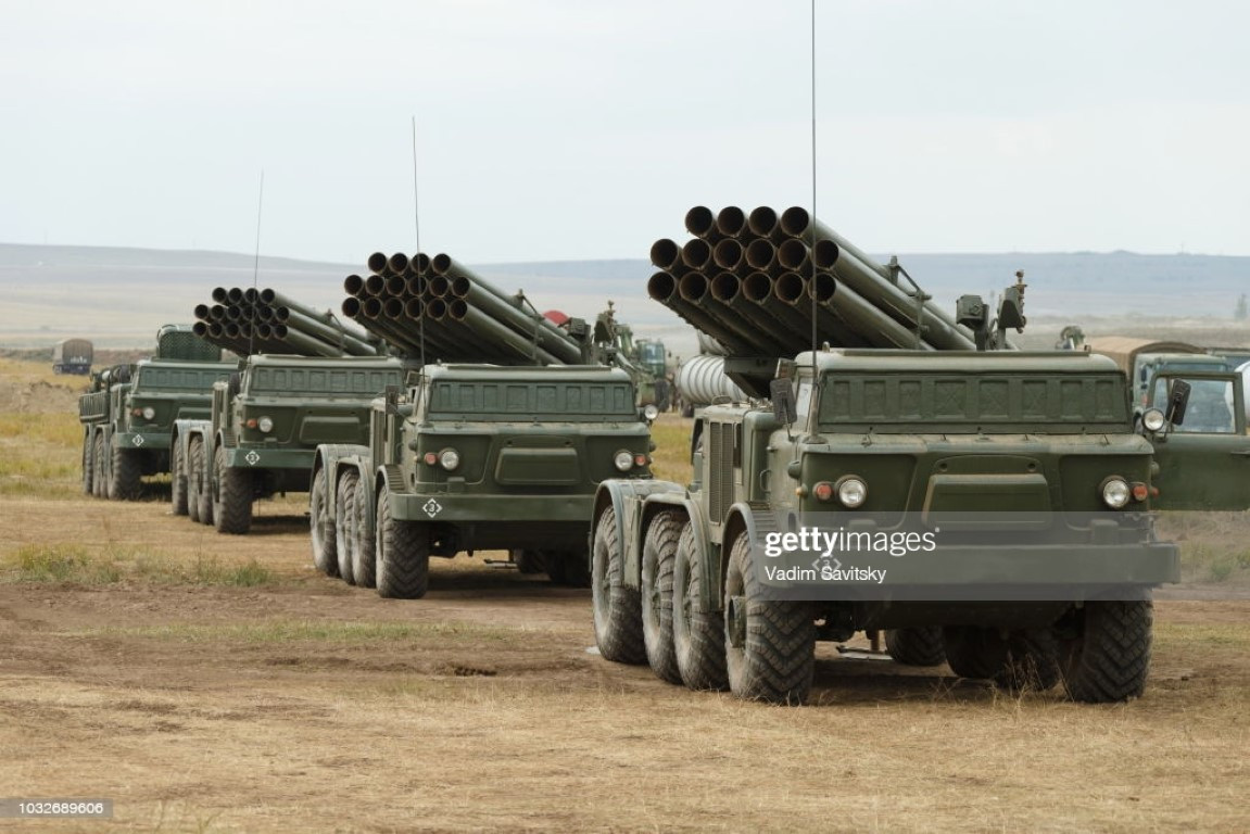 Có tổng cộng 16 ống phóng, mỗi ống kích thước 220mm, pháo phản lực BM-27 có thể đạt tầm bắn lên tới 35 km, đủ sức san phẳng một khu vực rộng hàng cây số vuông.