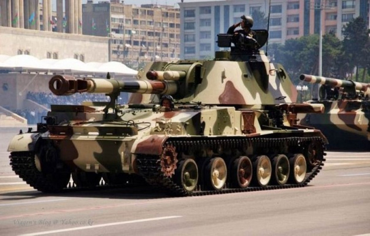 Loại pháo tự hành này có khả năng bắn với tốc độ tối đa 4 phát/phút, tầm bắn tối đa 18,5 km với đạn thông thường, xa tối đa 24 km với đạn tăng tầm.