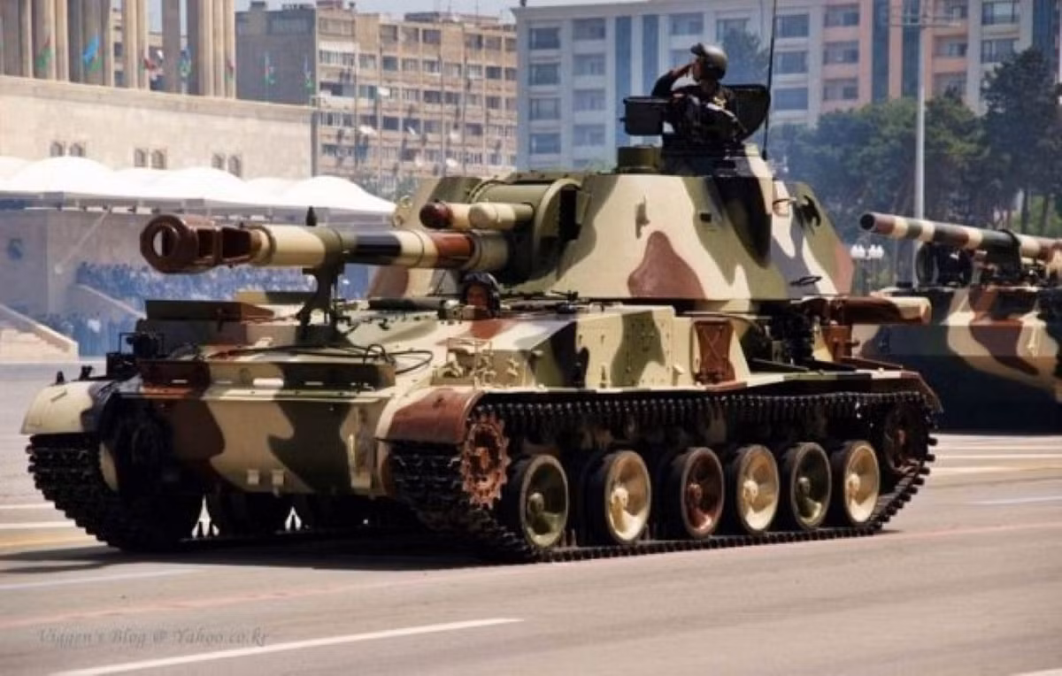 Loại pháo tự hành này có khả năng bắn với tốc độ tối đa 4 phát/phút, tầm bắn tối đa 18,5 km với đạn thông thường, xa tối đa 24 km với đạn tăng tầm.