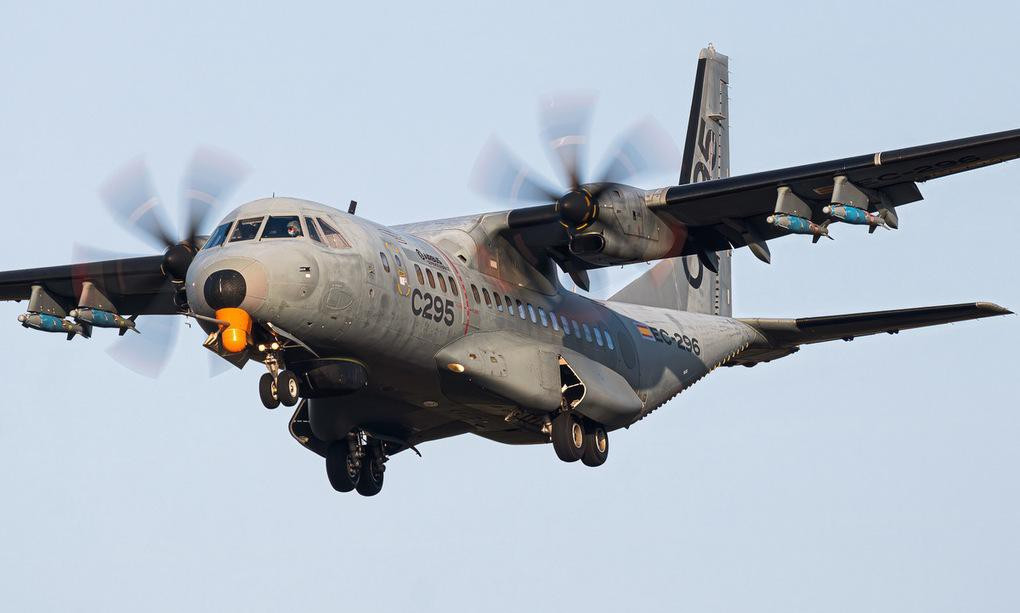 Mới đây, máy bay vận tải C-295 số hiệu EC-296 của tập đoàn Airbus hôm 19-2 bay thử tại thành phố Seville, Tây Ban Nha, với 4 quả bom mô hình loại 226 kg được trang bị hệ thống dẫn đường chính xác.