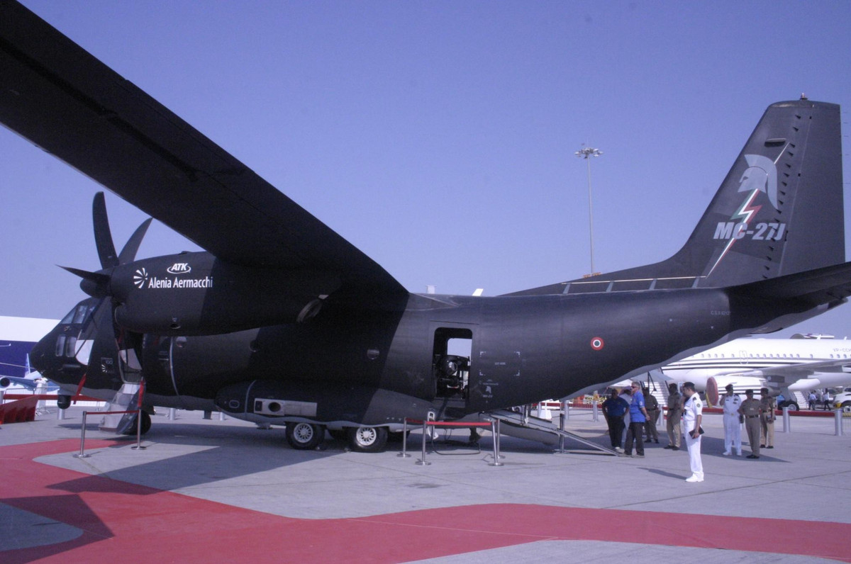 Mỗi chiếc C-295 dài 24,5m, sải cánh 25,8m, tải trọng cất cánh tối đa đạt 23,2 tấn. Nhờ khoang chứa hàng rộng C-295 có thể chở cả xe quân sự hạng nhẹ.