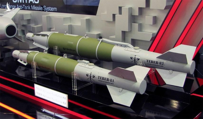 Mẫu C-295 vũ trang hạng nặng như chiếc EC-296 có cụm FITS cố định trên thân và 4 giá treo vũ khí dưới cánh, cho phép mang nhiều loại bom, tên lửa dẫn đường và rocket. Cả hai phiên bản đều được trang bị cụm cảm biến quang điện và radar trinh thám dưới mũi, cùng hệ thống thông tin liên lạc và phòng vệ.