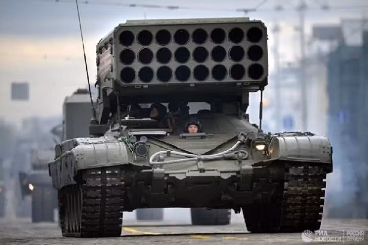 Bên cạnh đó, hệ thống TOS-1A Solntsepek hiện đại hóa dự kiến sẽ nhận được thiết bị liên lạc kỹ thuật số hiện đại với phân đoạn truyền dữ liệu khép kín, có thể tích hợp chúng vào hệ thống điều khiển tự động (ACS) cấp chiến thuật.