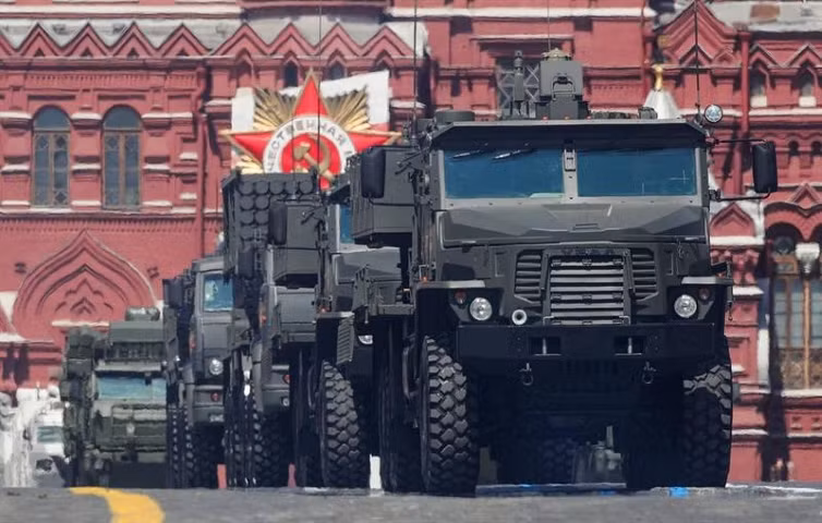 Đồng thời hệ thống TOS-2 với cấu hình đặt trên xe thiết giáp bánh lốp, nếu cần thiết có thể được chuyển sang hướng phía Tây một cách nhanh chóng.