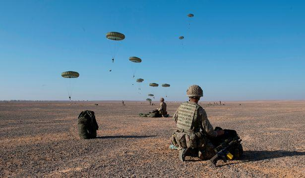 Sau khi Thế chiến II kết thúc, Mỹ không ngừng can thiệp vào các nước khác, tiến hành "chiến tranh ủy nhiệm" và ủng hộ các chế độ thân hữu. Đây là những gì xảy ra ở Vịnh Ba Tư năm 1991, ở Kosovo năm 1999 và cuộc chiến Afghanistan năm 2001.