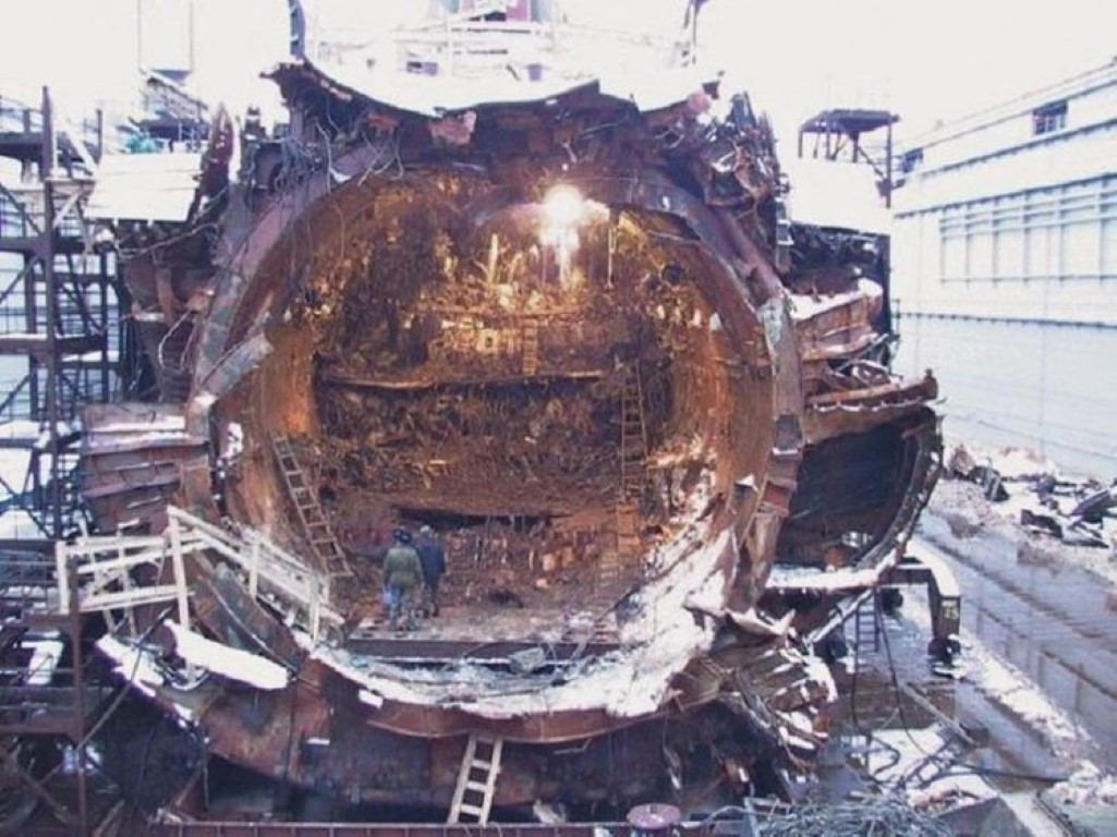 Nhiều ý kiến cũng cho rằng, tàu ngầm Kursk có rất nhiều bí mật quân sự, nên phía Nga không muốn nhờ tới phương Tây tham gia quá trình cứu hộ người còn mắc kẹt trong tàu. Bản thân Nga, dù có biết rằng bên trong tàu vẫn còn người sống sót, cũng không có đủ thiết bị để tiếp cận mà chỉ có cách duy nhất, đó là nhờ phương Tây hỗ trợ.