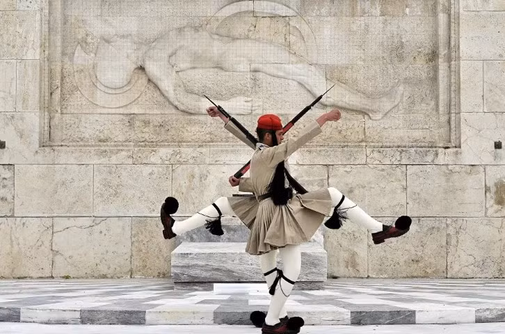 Lính cận vệ Hy Lạp với bộ quân phục độc nhất vô nhị, thực hiện nghi thức trong kỷ niệm ngày độc lập của quốc gia này.