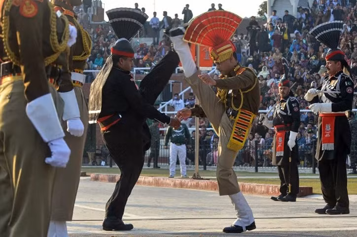 Nghi lễ hạ cờ ở thành phố Wagah, nơi có biên giới giữa Ấn Độ và Pakistan. Trong hình, lính Ấn Độ đứng phía bên phải, lính Pakistan đứng bên bìa trái.