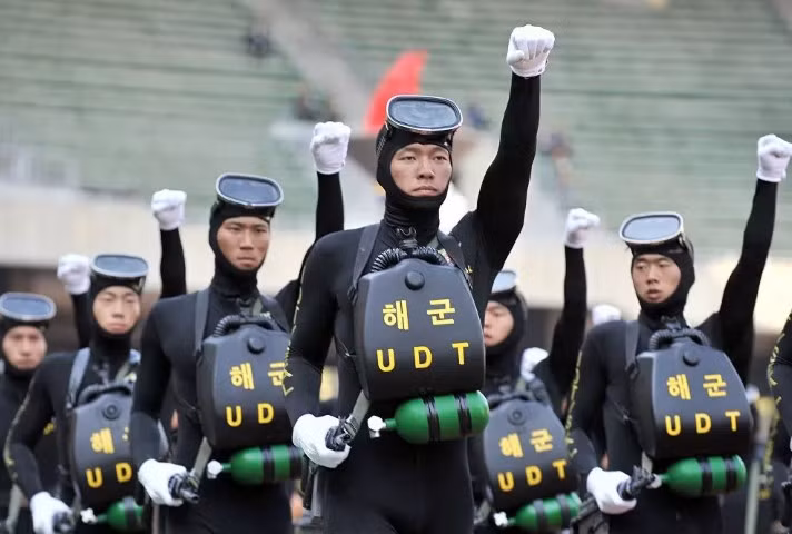 Đặc nhiệm hải quân Hàn Quốc mặc đồ lặn và mang theo bình dưỡng khí tham gia duyệt binh.