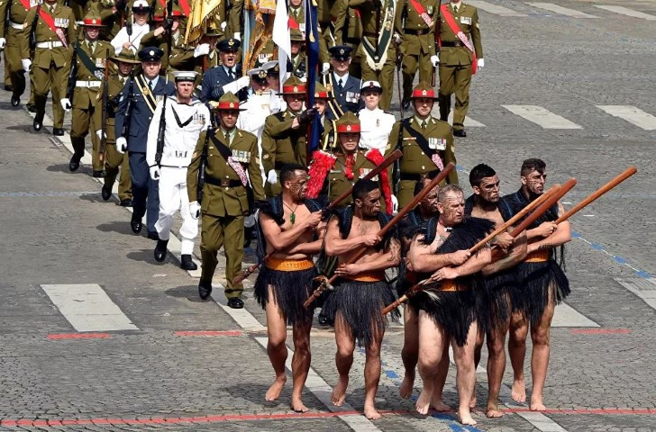 Những chiến binh Maori lại sử dụng trang phục truyền thống của người bản địa, với chỉ một chiếc khố và vũ khí là những chiếc gậy.