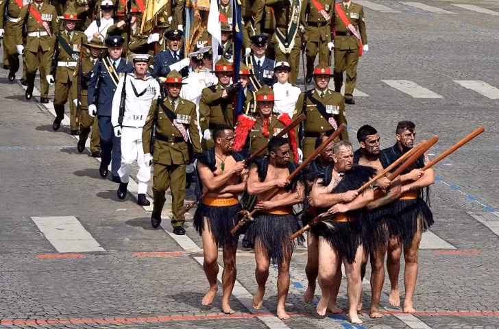 Những chiến binh Maori lại sử dụng trang phục truyền thống của người bản địa, với chỉ một chiếc khố và vũ khí là những chiếc gậy.