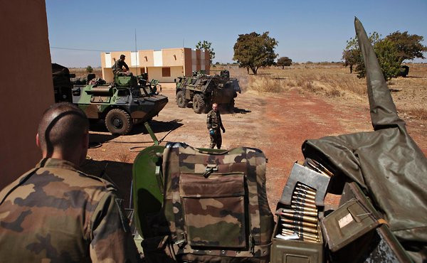 Các loại hỏa lực cá nhân như súng phóng lựu hoặc các loại vũ khí cỡ nhỏ như cối, hoặc thậm chí xe đánh bom liều chết hoàn toàn có thể xuyên thủng được căn cứ quân sự được xây dựng theo kiểu này. Nguồn ảnh: TA.