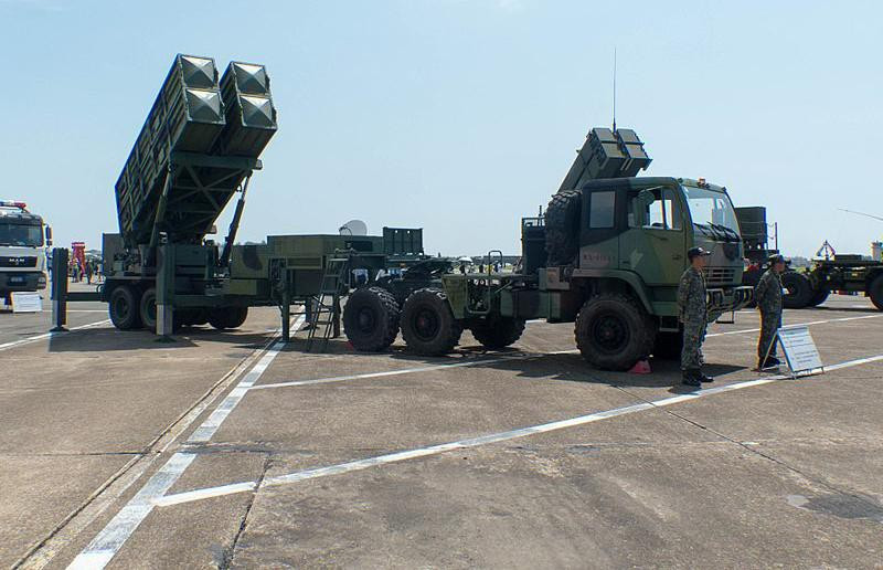 Ngoài triển khai trên các hệ thống phóng mặt đất, tên lửa Hùng Phong IIE còn có thể bắn đi từ các chiến hạm măt nước. Giới chuyên gia nhận định hoạt động thử tên lửa và diễn tập tần suất lớn của Đài Loan là "lời cảnh báo" gửi tới Bắc Kinh khi họ gia tăng áp lực quân sự nhằm thu hồi hòn đảo này.