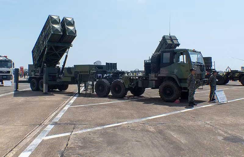 Ngoài triển khai trên các hệ thống phóng mặt đất, tên lửa Hùng Phong IIE còn có thể bắn đi từ các chiến hạm măt nước. Giới chuyên gia nhận định hoạt động thử tên lửa và diễn tập tần suất lớn của Đài Loan là "lời cảnh báo" gửi tới Bắc Kinh khi họ gia tăng áp lực quân sự nhằm thu hồi hòn đảo này.