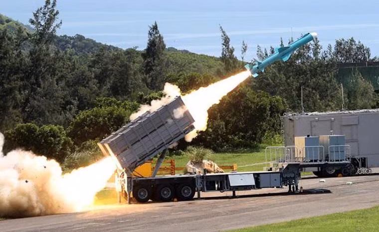 Và với tầm bắn này nó có thể uy hiếp nhiều mục tiêu của Trung Quốc, tuy nhiên để tránh căng thẳng nên đảo Đài Loan đã hạ thống số tầm bắn.