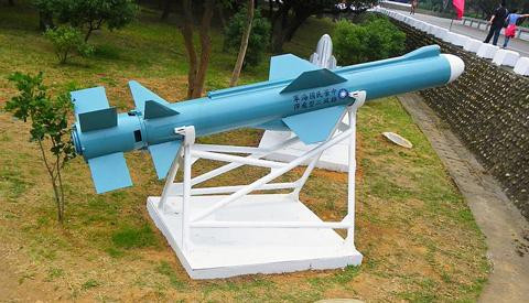 Quỹ đạo bay của Hùng Phong IIE khá phức tạp, khi nó có thể thay đổi vận tốc và trần bay để tránh việc bị bắn hạ. Khi tới gần mục tiêu, chúng sẽ lao vút lên cao và thực hiện cú bổ nhào để công phá.