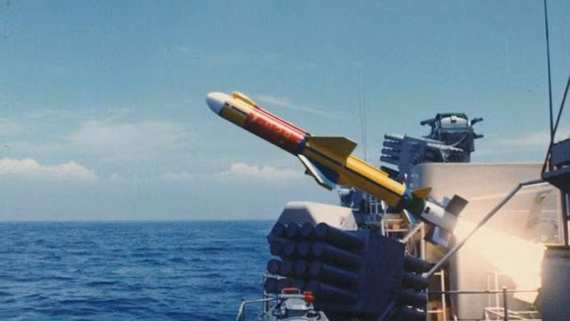 Hùng Phong IIE có trọng lượng 1.600kg, chiều dài 600cm, đường kính 510mm.