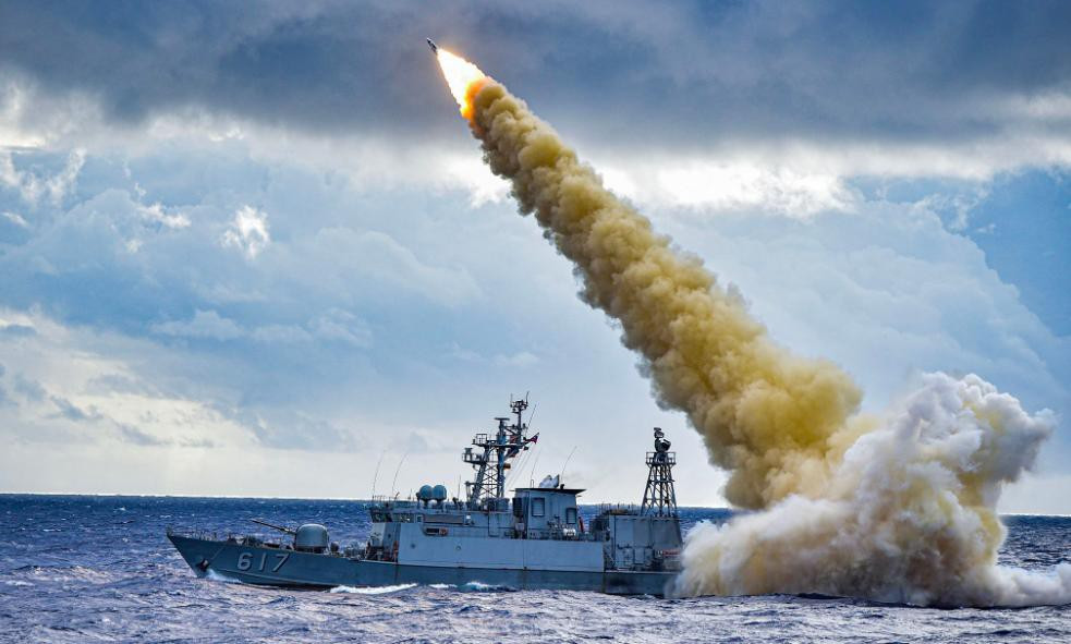 Vận tốc của chúng vẫn giữ ở mức cận âm tức Mach 0,82. Hùng Phong IIE được trang bị đầu đạn khoảng 200kg được nhồi thuốc nổ cực mạnh.