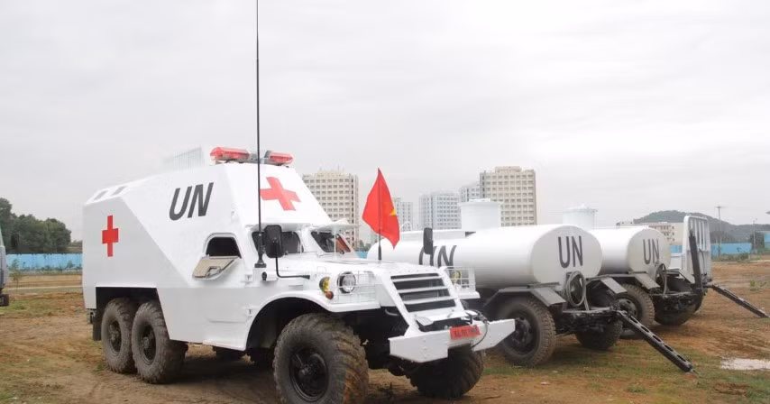 Ngoài chiếc BTR-152 nói trên, dễ dàng nhận thấy một xe tải Ural-4320 cũng được hoán cải cho nhiệm vụ đặc biệt, nó mang theo một thùng kín phía sau, đây có thể là cabin chăm sóc sức khỏe hay thực hiện phẫu thuật tại hiện trường.