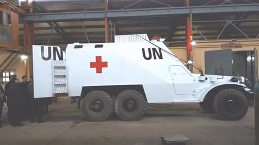 Ngoài hai phương tiện nói trên, còn có thể nhận thấy những chiếc xe bồn được sơn màu trắng và dòng chữ UN, cho thấy nó cũng phục vụ trong phái bộ gìn giữ hòa bình của Liên hợp quốc.