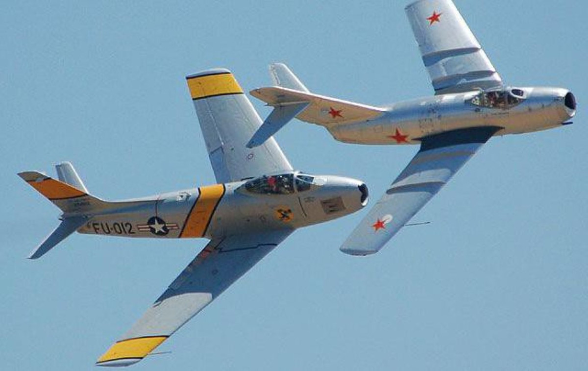 Từ những gì mà Mỹ và Liên Xô thu được của Đức, họ đã bắt tay vào chế tạo những chiếc máy bay sử dụng động cơ phản lực của mình, trong số này phải kể đến hai đại diện nổi trội là MiG-15 của Liên Xô và F-86 của Mỹ.