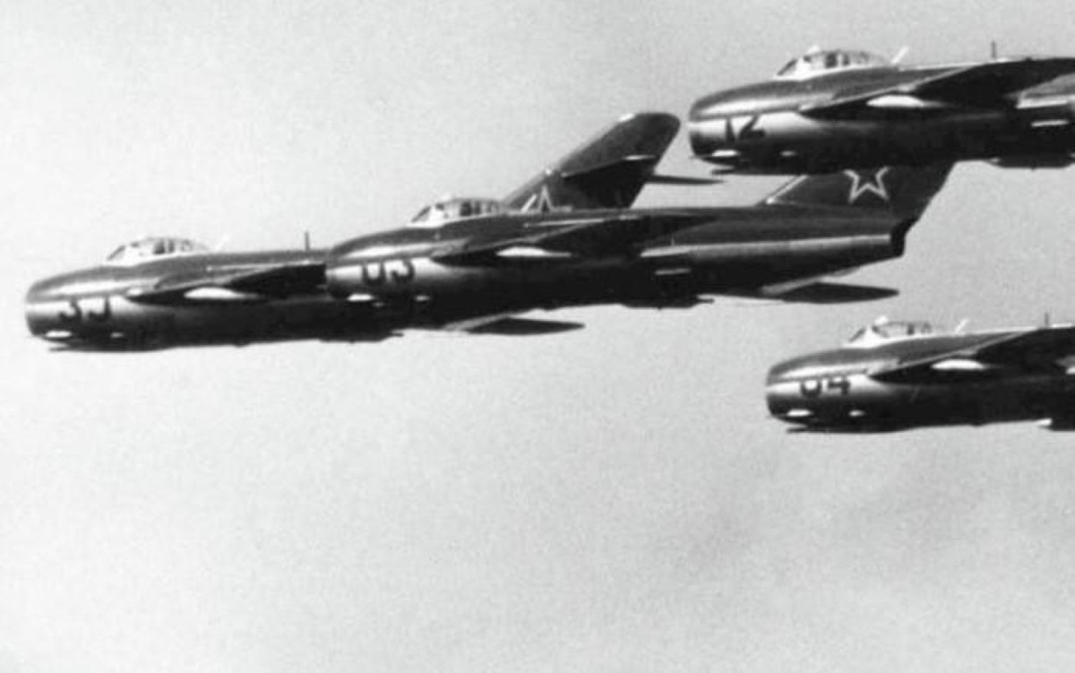 Tiêm kích F-86 được đánh giá là đối thủ xứng tầm, bởi nó có khả năng bổ nhào tốt hơn so với MiG-15 nhưng lại yếu thế hơn ở động tác vọt lên cao cũng như khả năng tăng tốc.