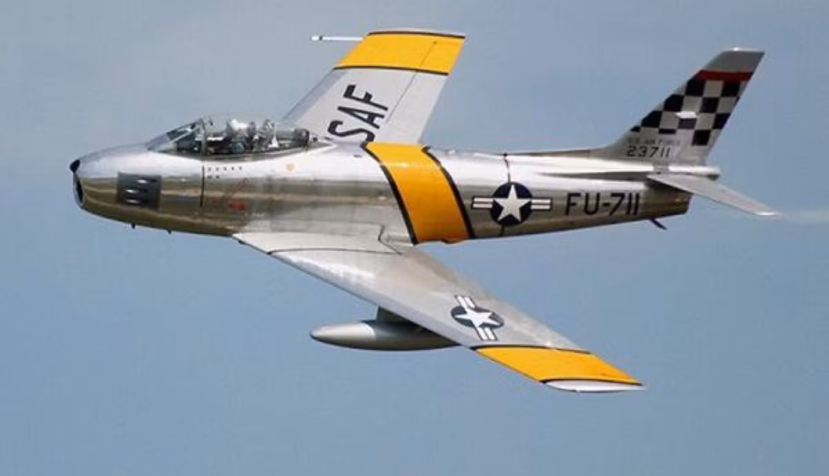 Có rất nhiều phiên bản F-86 được sản xuất với trang bị động cơ cũng như vũ khí khác nhau.