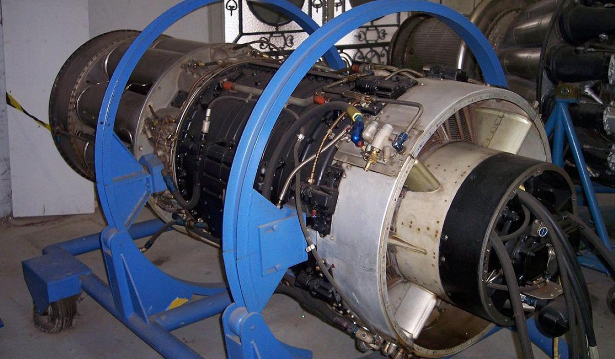 Những phiên bản F-86 đời đầu chỉ được trang bị 6 súng máy cỡ nòng 12,7mm, tuy nhiên những phiên bản sau này trang bị pháo 20mm, thậm chí một số phiên bản còn được trang bị tên lửa tầm nhiệt để tiêu diệt đối phương.