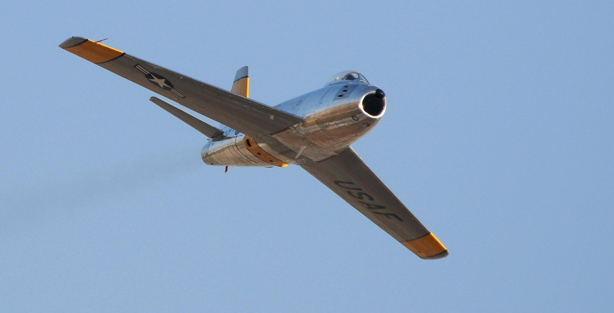 Cả hai máy bay đã có cuộc đọ sức ngay trên bầu trời Triều Tiên. Tuy thế so với MiG-15, tiêm kích F-86 vẫn được đánh giá cao hơn, tỷ lệ không chiến trước đối phương cũng tốt hơn.