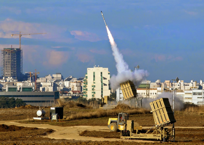 Đáp lại lời dự định mang đầy tính kỳ vọng của Washington, Nga khẳng định rằng tổ hợp tên lửa phòng không Vòm Sắt của Israel là "món hàng vô dụng" nếu nằm trong tay Ukraine.