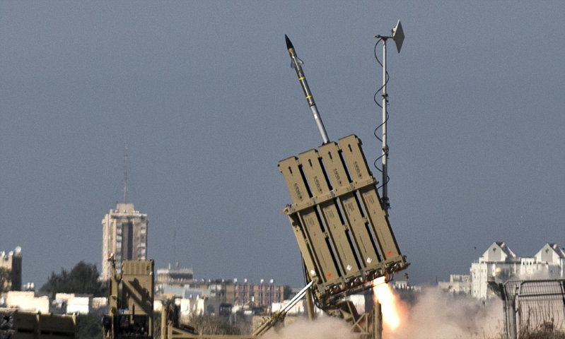 Điểm yếu lớn nhất của Iron Dome mà tất cả thế giới đều đã biết, đó là nó quá đắt đỏ. Trong khi mỗi quả tên lửa, rocket tự chế chỉ có giá từ vài trăm cho tới 2.000 USD, một quả tên lửa đánh chặn Tamir của hệ thống Vòm Sắt, lại có giá lên tới 60.000 USD.