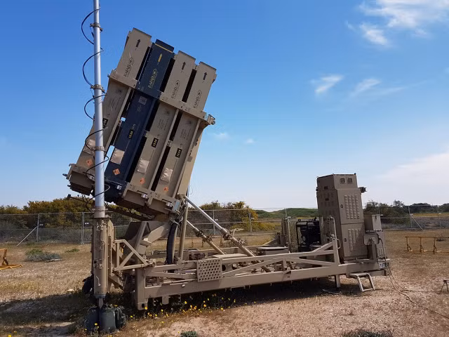 Ông cũng cho biết thêm, ngay cả khi Mỹ trang bị các tổ hợp Iron Dome hiện đại cho Kiev, lực lượng vũ trang Ukraine cũng khó có thể vận hành được loại vũ khí này.