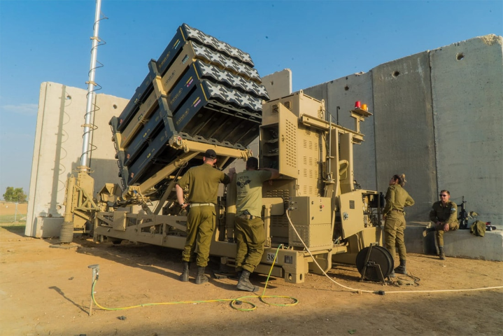 Iron Dome là tổ hợp phòng không/phòng thủ tên lửa chiến thuật, được Israel phát triển từ những năm 2000 để bảo vệ quốc gia này khỏi các tên lửa, đạn cối hoặc đạn pháo có tầm bắn từ 4 tới 70 km.