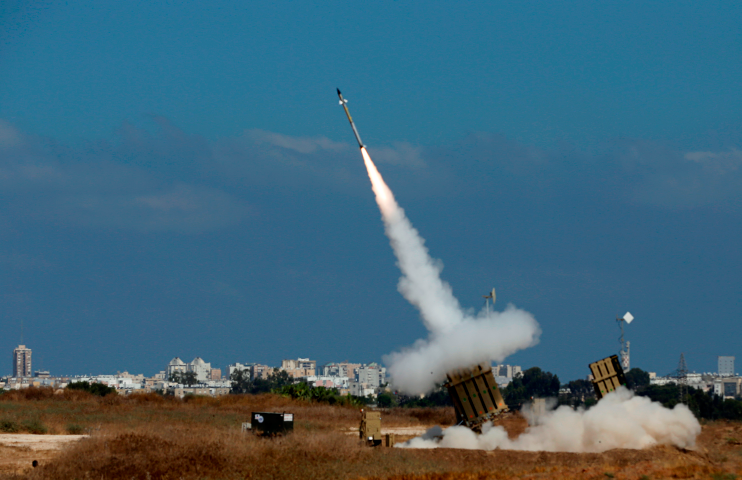 Và sẽ thật nực cười, nếu như Ukraine duy trì một số lượng lớn tên lửa Iron Dome, để bảo vệ khu vực quanh Crimea và dọc biên giới miền Đông nước này. Vì khi đó, số tiền cần có để duy trì cho các tổ hợp Iron Dome, nhiều khả năng sẽ vượt quá khả năng chi trả của Kiev. Nguồn ảnh: Ydex.