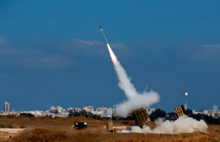 Và sẽ thật nực cười, nếu như Ukraine duy trì một số lượng lớn tên lửa Iron Dome, để bảo vệ khu vực quanh Crimea và dọc biên giới miền Đông nước này. Vì khi đó, số tiền cần có để duy trì cho các tổ hợp Iron Dome, nhiều khả năng sẽ vượt quá khả năng chi trả của Kiev. Nguồn ảnh: Ydex.