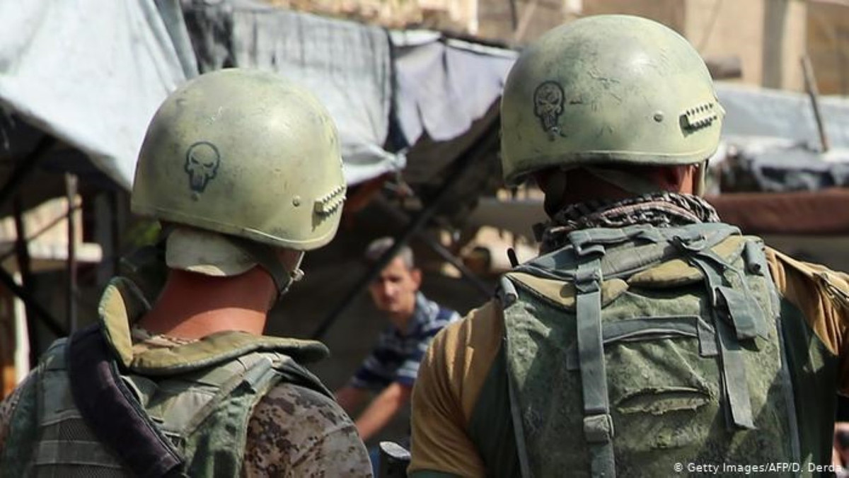 Phía khủng bố IS chỉ sử dụng súng trường tự động và các loại hỏa khí bộ binh nhẹ khác, tuy nhiên lại chọn thời điểm tấn công đúng lúc trực thăng của Nga đang đổ quân.