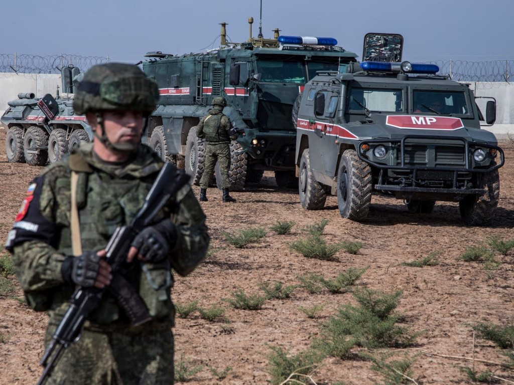 Lục quân Nga cũng được triển khai sau đó để bảo vệ an toàn, an ninh cho các sân bay quân sự, nơi có hạ cánh máy bay chiến đấu của Nga.