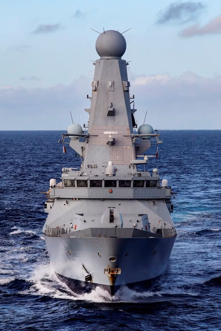 Ngay sau loạt đạn cảnh cáo của Nga, tàu HMS Defender đã đổi hướng, di chuyển xa dần khỏi lãnh hải Nga.